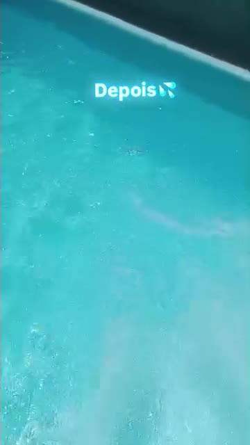 Piscina com água cristalina depois da limpeza